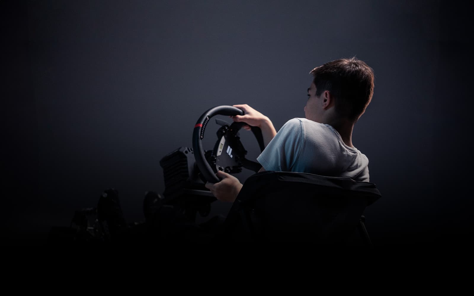 LE PREMIER PAS DANS LA SIMULATION DE COURSES – LE COCKPIT DE SIMULATION DE COURSES NEXT LEVEL RACING® GO KART PLUS